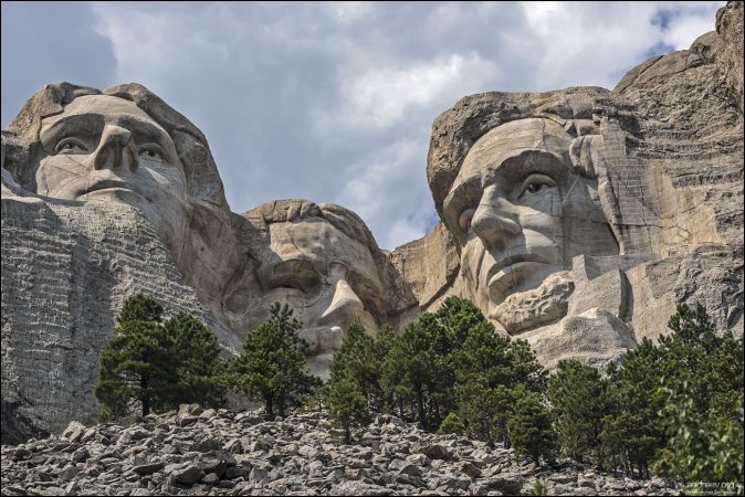 Скульптор Борглум выбрал гору Рашмор отчасти потому, что она обращена на юго-восток, и хорошо освещается солнцем.