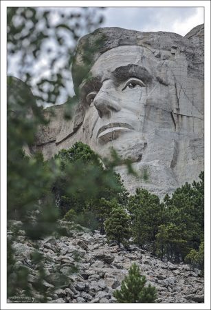 За головой Авраама Линкольна скульптор Борглум сделал тайную комнату. По задумке, в ней должны были находиться важнейшие для истории США документы. Работа по созданию помещения была завершена только в 1990-х, для туристов комната до сих пор недоступна.