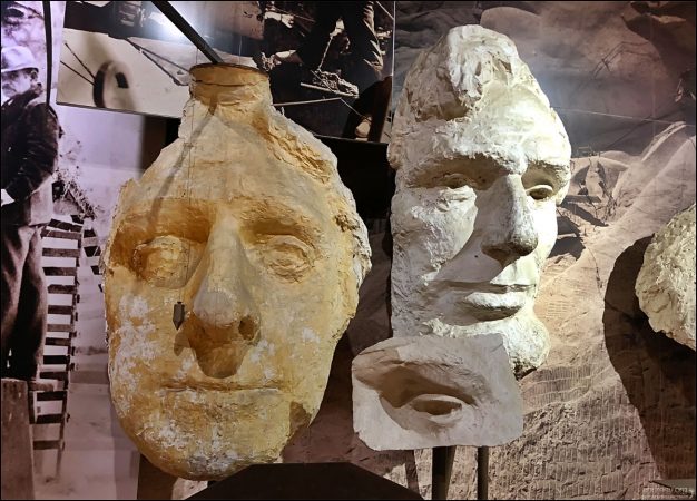 Экспонаты в музее, на которых демонстрируются методы, использованные при создании скульптуры на горе Рашмор.