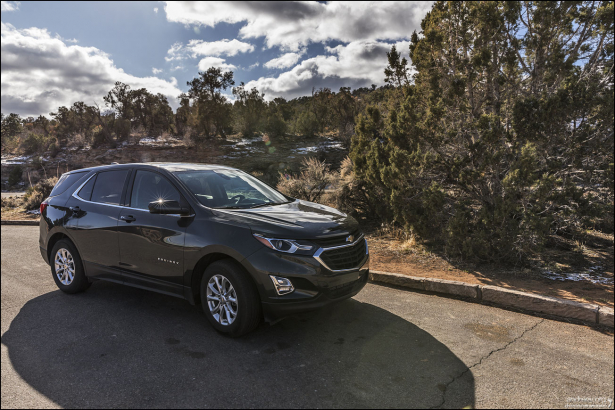 Арендованный в Гранд-Джанкшене Шевроле на дороге Rim Rock Drive.