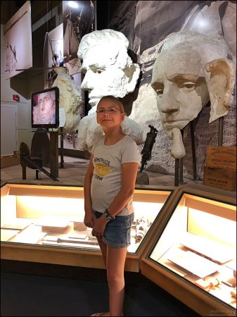 Саша в музее им. Линкольна Борглума.