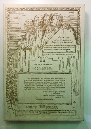 Винтажная коробка с сувенирными картами, посвященными горе Рашмор. Сделаны из металла.
