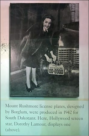 Голливудская актриса Дороти Ламур рекламирует автомобильный номерной знак, посвященный горе Рашмор.