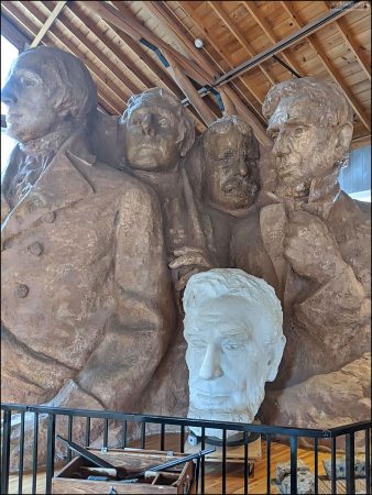 Студия Скульптора (Sculptor’s Studio). Здесь представлены уникальные гипсовые модели и рабочие инструменты, связанные с процессом создания монумента, и проводится хорошая лекция на 15 минут.