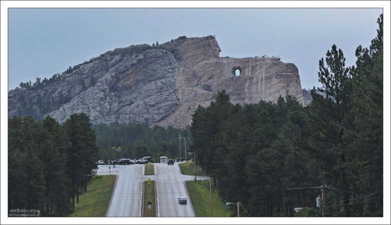 Монумент "Неистовый конь" (“Crazy horse”) с обочины дороги. По задумке, индейский вождь сидит на коне, показывая рукой в светлое будущее. На тыльной стороне руки предполагается смотровая площадка. Строится на пожертвования; до завершения лет 200.