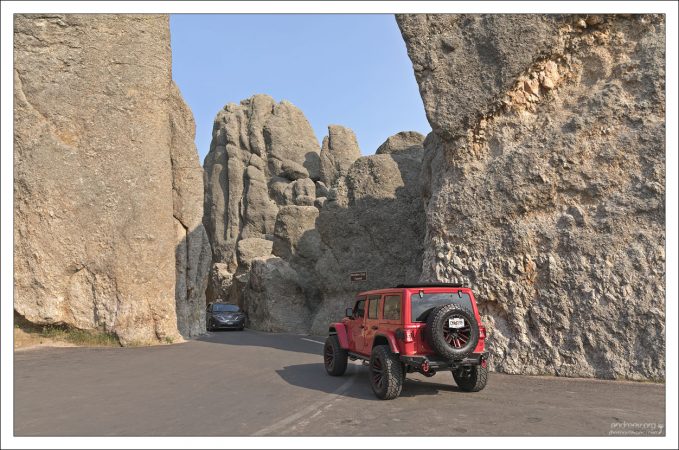 На въезде в туннель Needle’s Eye ("Игольное ушко") в парке Custer State Park, Южная Дакота.