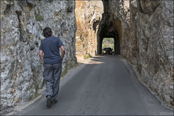 Узкий однополосный туннель "Игольное ушко", шириной 265 см.