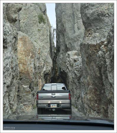 Туннель "Игольное ушко" является частью 14-мильной дороги The Needles Highway.