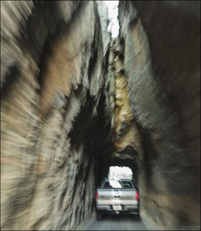 Туннель "Игольное ушко" в толще гранитной скалы.