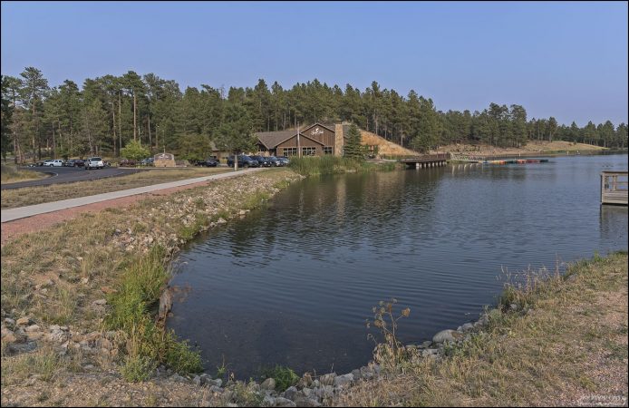 Legion Lake - популярное место отдыха в парке Custer State Park. Здесь можно рыбачить, купаться, взять в аренду каяки и катамараны.