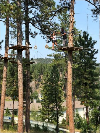 В веревочном парке возле Рапид-сити более 100 платформ, расположенных на разной высоте, и 11 зиплайнов.