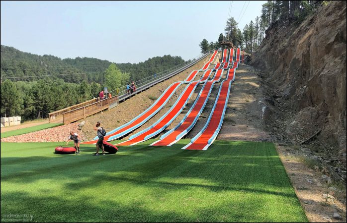 Первый и единственный летний тюбинговый холм в Южной Дакоте. Длиной почти 140 метров, он предназначен для людей от 4 до 104 лет.