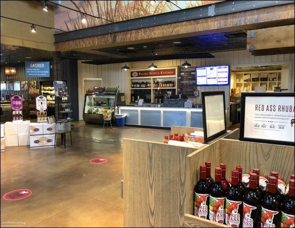 Сувенирный магазин при винарне, где продают вино с интригующим названием Red Ass Rhubarb.