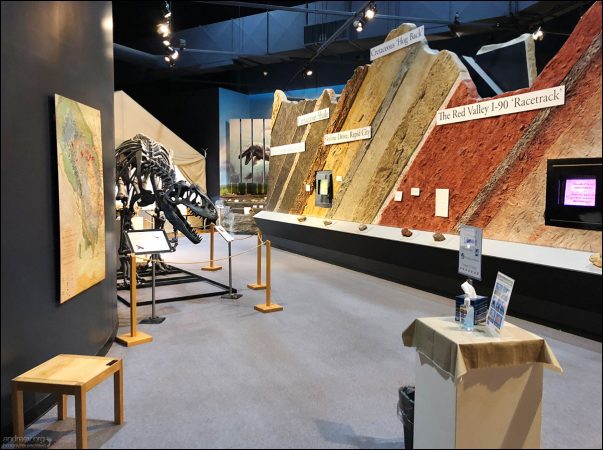 Музей и учебный центр Journey в Рапид-сити. Геологическая галерея, где показаны горные породы (25 слоев!), из которых сложен хребет Black Hills. В горах Блэк-Хилс находятся гора Рашмор и Мемориал Неистового Коня.