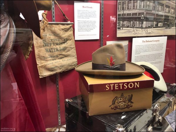 Предметы быта переселенцев на Запад, 19-20-й век. На стене висит льняной мешок для воды - "waterbag" - прообраз современной термобутылки.
На коробке - ковбойская шляпа Стетсона. Была изобретена Джоном Стетсоном в 1870-х годах. До сих пор популярна на юго-западе США, на севере Мексики и в западных провинциях Канады.