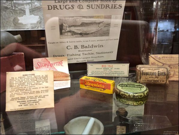 Лекарственные средства начала 20-го века: припарки от зубной боли, слабительное, средство при геморрое (pile ointment), формалиновая марля.