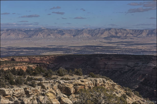 Национальный памятник Колорадо — один из старейших объектов под контролем Службы национальных парков на плато Колорадо. Соответствующий документ был подписан президентом Уильямом Говардом Тафтом в 1911 году.
