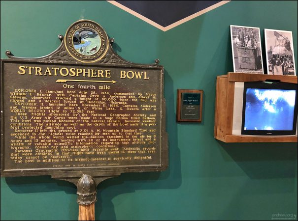 Выставка Stratobowl exhibit.
Стратобоул — это компактная естественная впадина в пределах Национального леса Блэк-Хиллз в Южной Дакоте , к юго-западу от Рапид-Сити. В 1934–1935 годах здесь располагалась стартовая площадка для стратосферных шаров. Почитать <a href="https://en-m-wikipedia-org.translate.goog/wiki/Stratobowl?_x_tr_sl=en&_x_tr_tl=ru&_x_tr_hl=en&_x_tr_pto=wapp" target="_blank" rel="noopener">подробнее >></a>