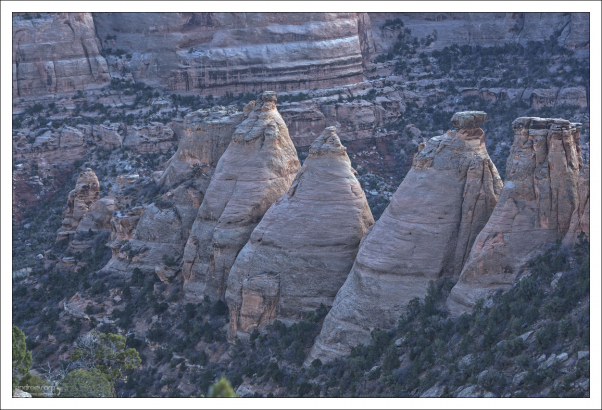 Скальные образования Кок-Овенс (the Coke Ovens) образованы песчаником Уингейт с небольшими остатками более прочной формации Кайента на самых вершинах.