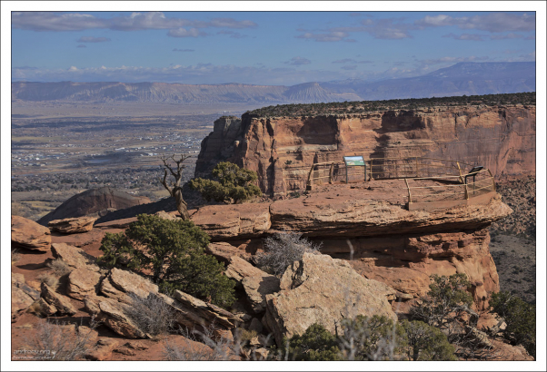 Grand View — самая знаковая панорама Национального монумента Колорадо. До смотровой площадки легко дойти от парковки.