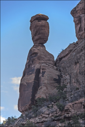 Balanced Rock Overlook - Балансирующий камень в каньоне Fruita, недалеко от западного въезда в парк Colorado National Monument.
Целиком состоит из песчаника Вингейт и весит 600 тонн.