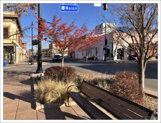 В центре города Grand Junction, штат Колорадо.
До 1921 года река Колорадо называлась Гранд-Ривер (Великая река), откуда и пошла первая часть названия города. Джанкшен по-английски означает «соединение, пересечение, точка разветвления», что указывает на местонахождение города в месте слияния двух рек.