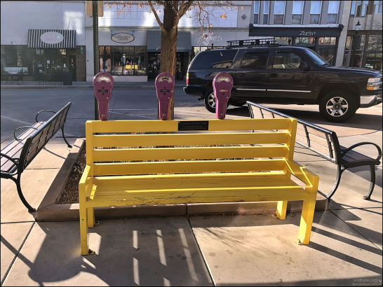Скамейка арт-объект с шуточными парковочными счетчиками.