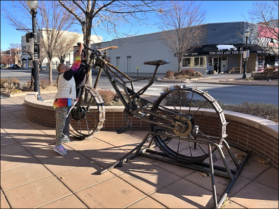 Велосипед не по росту :)
Подарок городу от местного художника - "Big Drop Five" by Alvin Sessions.
