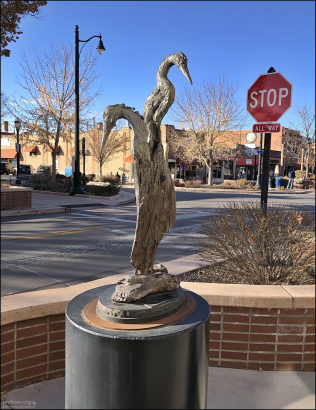 Скульптура “Great Heron” by Susan Olson. Выполнена в бронзе, однако художница вдохновлялась текстурой дерева.