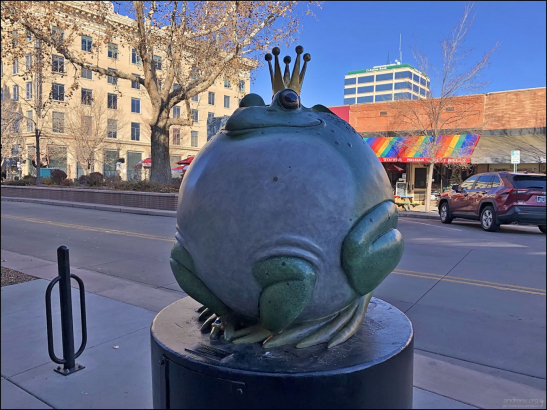 “Puffed Up Prince” ("Надутый принц") by Gary Price.
Художник Гэри Прайс создал эту причудливую скульптуру после того, как в его студию случайно прискакала большая лягушка. Каждый раз, когда он прикасался к амфибии, она раздувалась в шар, вдохновив Прайса на создание скульптуры.