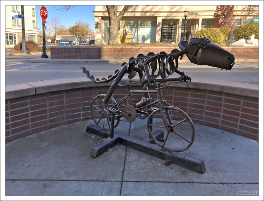 “Greg La Rex”, by Bill, Roby, & David Bowen.
Созданная тремя инженерами, эта скульптура посвящена всем динозаврам, которые когда-то обитали в здешних местах.