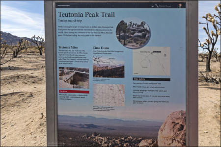 Знак у начала тропы к вершине Teutonia Peak в национальном заповеднике Мохаве, Калифорния.