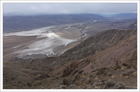 В ясный день можно одновременно увидеть гору Уитни - самую высокую точку континентальной части Соединенных Штатов, и бассейн реки Бэдуотер - самую низкую точку Северной Америки.