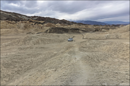 Парковка среди холмов в каньоне 20-ти мулов (Twenty Mule Team Canyon).