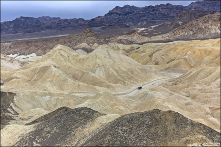 Каньон 20-ти мулов (Twenty Mule Team Canyon).
Упряжки из двадцати мулов состояли из восемнадцати мулов и двух лошадей, запряженных в большие фургоны, которые перевозили буру из Долины Смерти с 1883 по 1898 год.
Подробнее можно почитать <a href="https://en.wikipedia.org/wiki/Twenty-mule_team" target="_blank">здесь >></a>