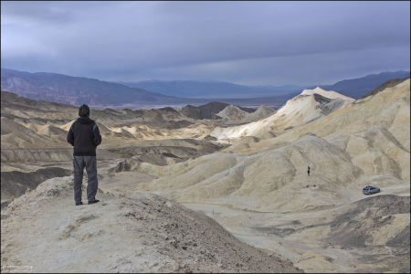 Грунтовая дорога в каньоне Twenty-mule Team Canyon, длиной 2,5 мили (4 км), вьется между желтыми холмами, вокруг них и над ними.