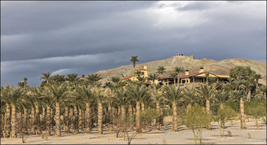 Пальмы перед гостиницей Furnace Creek Inn в самом центре Долины Смерти.
Этот отель в стиле испанского колониального возрождения, построенный в 1927 году и расположенный в пышном саду, находится на шоссе 190 и в 3 милях от Забриски-Пойнт.
<a href="https://www.booking.com/hotel/us/the-inn-at-death-valley.en-gb.html?aid=353911&sid=f63e4c3d1ef6106da4ec05cf1dc6687c&age=14&checkin=2025-06-06&checkout=2025-06-07&dist=0&group_adults=2&group_children=1&hapos=1&hpos=1&no_rooms=1&req_adults=2&req_age=14&req_children=1&room1=A%2CA%2C14&sb_price_type=total&soh=1&sr_order=popularity&srepoch=1737216890&srpvid=168b71975bc4049b&type=total&ucfs=1&activeTab=main" target="_blank">Забронировать >></a>