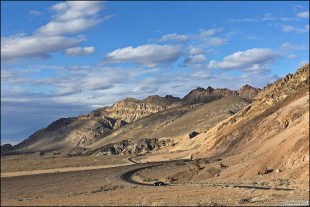 Ряд холмов пастельных тонов, окрашенных в результате окисления горных пород. Вдоль 9-мильного кольца Artist's Drive.