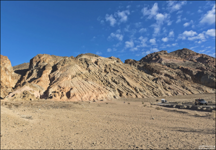 Дорога Artists Drive loop бежит по холмам, выточенным разрушительной силой воды, и открывает виды как на суровые Черные горы, так и на белые солончаки.