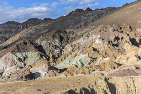 «Палитра художника» в Долине Смерти — это геологический объект, где яркие, разноцветные склоны холмов создаются путем окисления различных минералов (оксиды железа, марганец, хлорит).