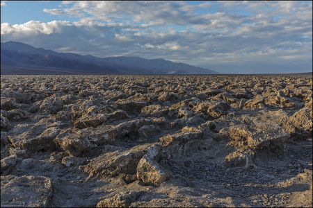 Devil's Golf Course - огромная соляная впадина на месте бывшего озера с такой неровной поверхностью, что «только дьявол мог бы играть здесь в гольф».