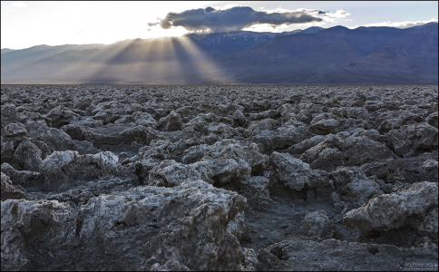 Когда-то эту местность покрывало озеро Manly. После того, как оно испарилось, на поверхности остались крупные образований кристаллов галита соли.
Благодаря разведочным скважинам, пробуренным Pacific Coast Borax Company, до того, как Долина Смерти стала национальным памятником в 1934 году, было обнаружено, что соляные пласты простираются на глубину более 300 метров.