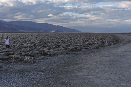Devil's Golf Course.
Прислушайтесь внимательно, и вы услышите звуки, похожие на крошечные хлопки и позвякивание. Этот звук издают миллиарды крошечных соляных кристаллов, которые разрываются, расширяясь и сжимаясь под воздействием тепла.