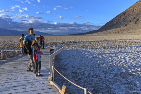 Бассейн Badwater — это солончаковая равнина, прилегающая к Черным горам, которая спускается до самой низкой точки в Северной Америке — 282 фута (86 м) ниже уровня моря.