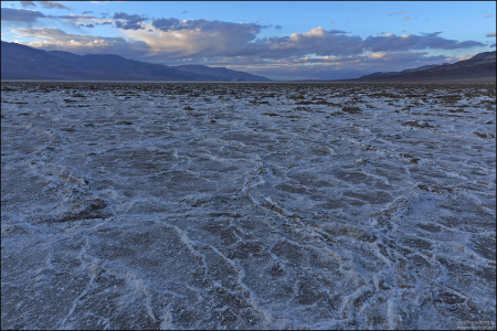 В бассейне Бэдуотер сильные ливни периодически затапливают дно долины, покрывая соляной бассейн тонким слоем стоячей воды, образуя временное озеро.