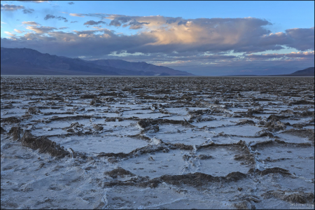 Равнина с соляными 6-угольниками, которые здесь называются "hexagonal saucers" - "6-угольные блюдца".
