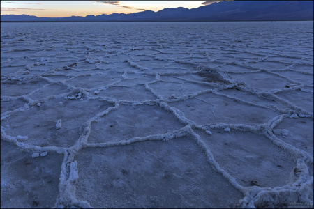 Эффектные полигональные узоры на соляном озере.