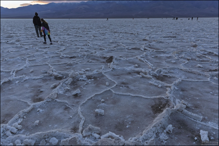Соляная поверхность очень твердая, и надо реально постараться, чтобы отколупнуть кусочек.