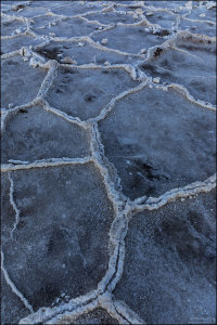 Геологическая редкость: шестиугольные формы на соляной поверхности встречаются нечасто, потому что они требуют специфических условий — сочетания испарения, кристаллизации соли и температурных перепадов.