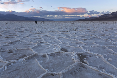 Поверхность соли испытывает сильные температурные колебания: днем она нагревается до экстремальных температур, а ночью быстро остывает.
Такие перепады приводят к растрескиванию слоя соли. Трещины распространяются, образуя наиболее «энергетически выгодную» форму — шестиугольники.